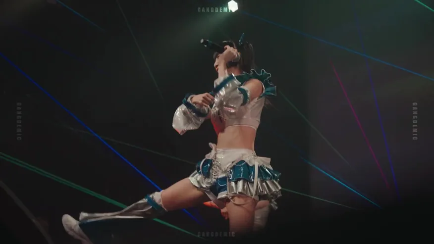 ローアングルから捉えたGANGDEMICのライブパフォーマンス