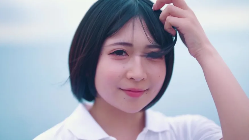 柔らかな光の中で微笑む制服姿の少女