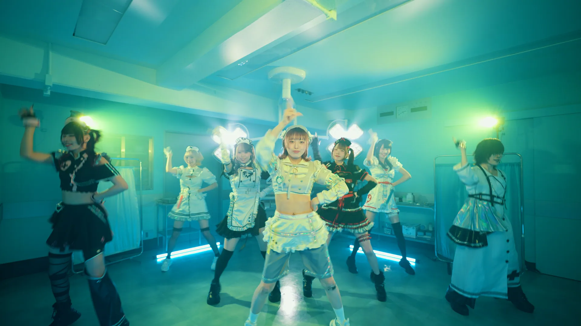 青緑の照明下で踊るGANGDEMICのメンバー