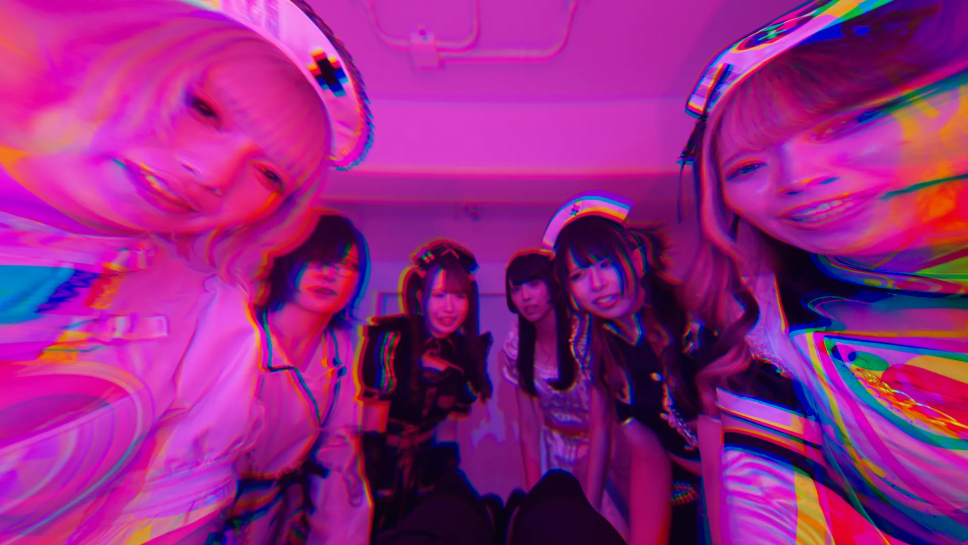 マゼンタの光と歪んだVFXに包まれるGANGDEMIC